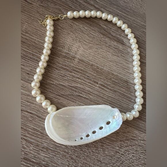 Pearl and Shell Necklace N865 - Picture 3 of 4